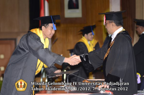 wisuda-unpad-gel-iv-2011_2012-fakultas-isip-oleh-rektor-060