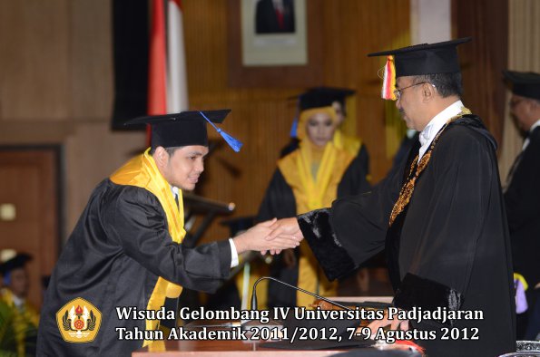 wisuda-unpad-gel-iv-2011_2012-fakultas-isip-oleh-rektor-061