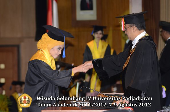 wisuda-unpad-gel-iv-2011_2012-fakultas-isip-oleh-rektor-062