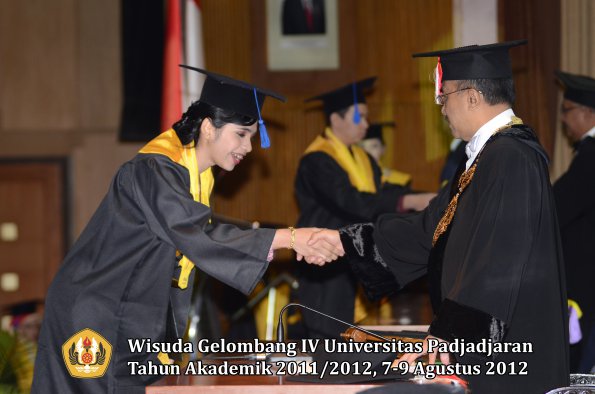 wisuda-unpad-gel-iv-2011_2012-fakultas-isip-oleh-rektor-063