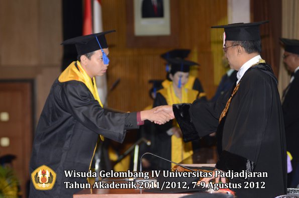 wisuda-unpad-gel-iv-2011_2012-fakultas-isip-oleh-rektor-064