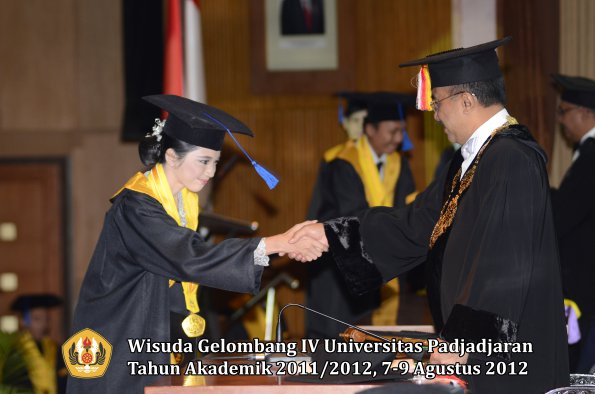 wisuda-unpad-gel-iv-2011_2012-fakultas-isip-oleh-rektor-065