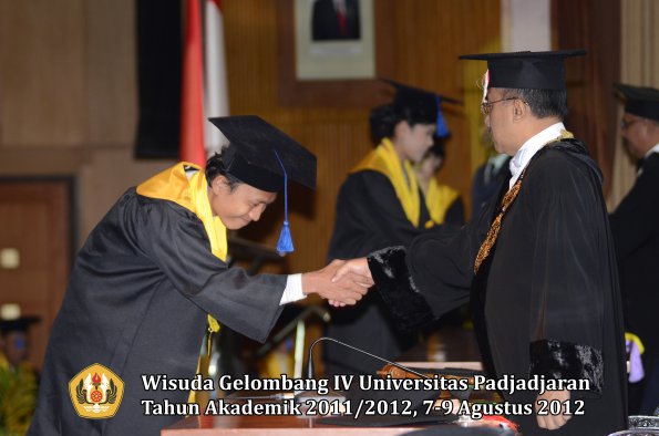 wisuda-unpad-gel-iv-2011_2012-fakultas-isip-oleh-rektor-066