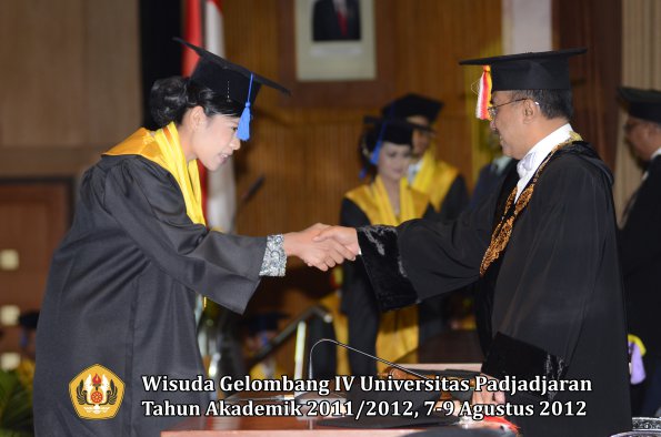 wisuda-unpad-gel-iv-2011_2012-fakultas-isip-oleh-rektor-067