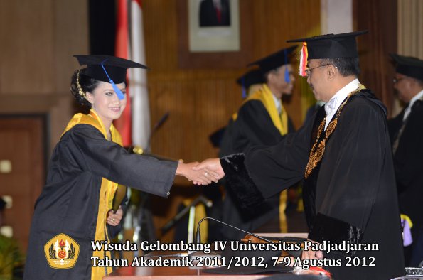 wisuda-unpad-gel-iv-2011_2012-fakultas-isip-oleh-rektor-068