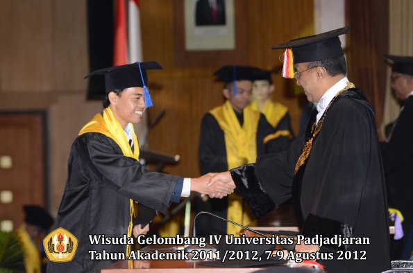 wisuda-unpad-gel-iv-2011_2012-fakultas-isip-oleh-rektor-072