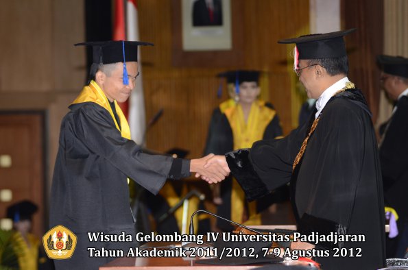 wisuda-unpad-gel-iv-2011_2012-fakultas-isip-oleh-rektor-073