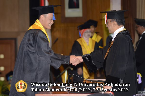 wisuda-unpad-gel-iv-2011_2012-fakultas-isip-oleh-rektor-075