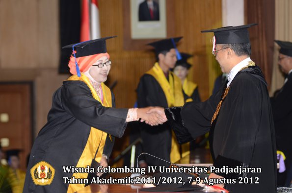 wisuda-unpad-gel-iv-2011_2012-fakultas-isip-oleh-rektor-076