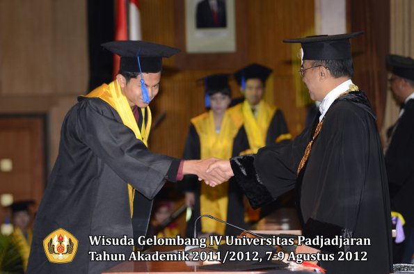 wisuda-unpad-gel-iv-2011_2012-fakultas-isip-oleh-rektor-077