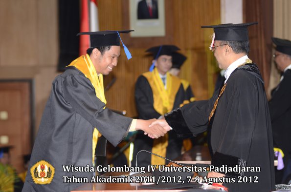 wisuda-unpad-gel-iv-2011_2012-fakultas-isip-oleh-rektor-079