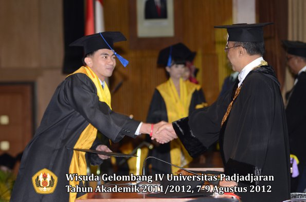 wisuda-unpad-gel-iv-2011_2012-fakultas-isip-oleh-rektor-080