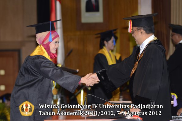 wisuda-unpad-gel-iv-2011_2012-fakultas-isip-oleh-rektor-082