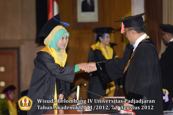 wisuda-unpad-gel-iv-2011_2012-fakultas-isip-oleh-rektor-084