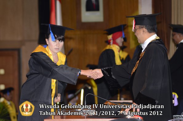 wisuda-unpad-gel-iv-2011_2012-fakultas-isip-oleh-rektor-091