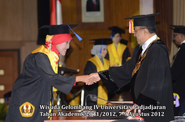 wisuda-unpad-gel-iv-2011_2012-fakultas-isip-oleh-rektor-092