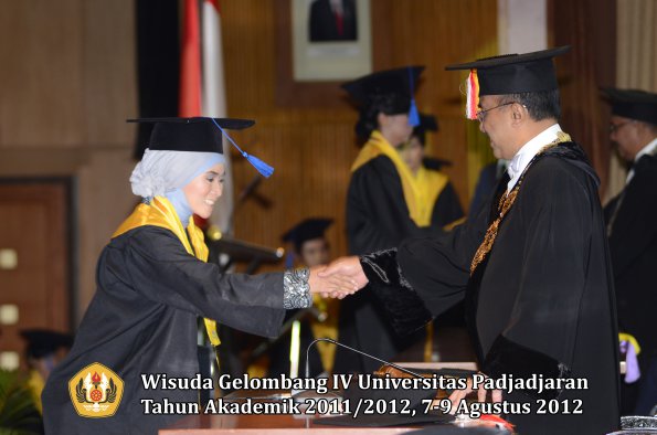 wisuda-unpad-gel-iv-2011_2012-fakultas-isip-oleh-rektor-093