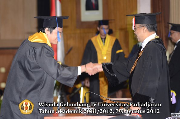 wisuda-unpad-gel-iv-2011_2012-fakultas-isip-oleh-rektor-098