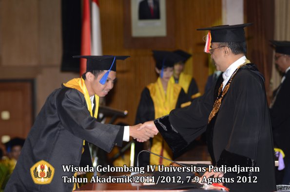 wisuda-unpad-gel-iv-2011_2012-fakultas-isip-oleh-rektor-101