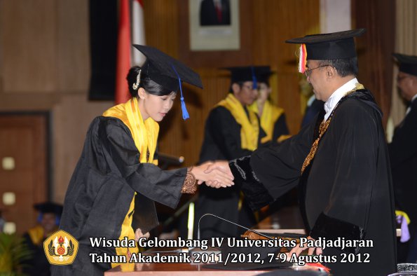 wisuda-unpad-gel-iv-2011_2012-fakultas-isip-oleh-rektor-102