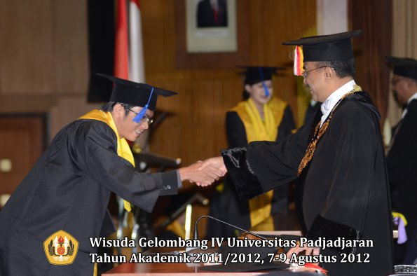 wisuda-unpad-gel-iv-2011_2012-fakultas-isip-oleh-rektor-103