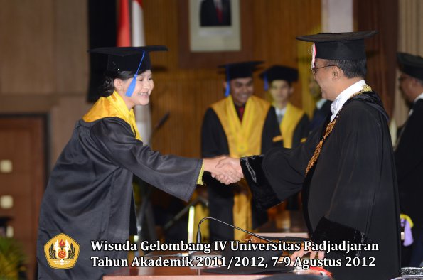 wisuda-unpad-gel-iv-2011_2012-fakultas-isip-oleh-rektor-104