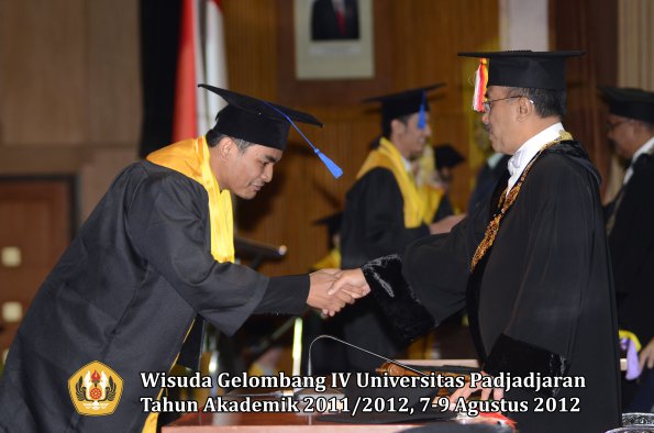 wisuda-unpad-gel-iv-2011_2012-fakultas-isip-oleh-rektor-105