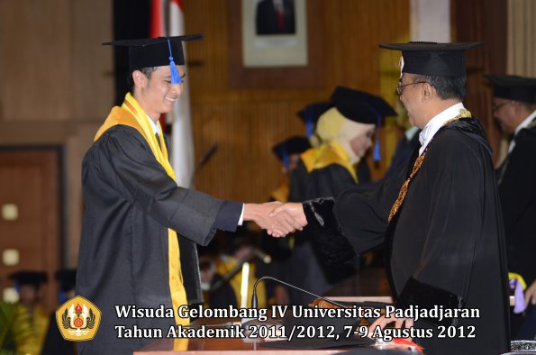 wisuda-unpad-gel-iv-2011_2012-fakultas-isip-oleh-rektor-106