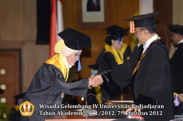 wisuda-unpad-gel-iv-2011_2012-fakultas-isip-oleh-rektor-107