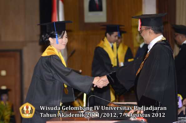 wisuda-unpad-gel-iv-2011_2012-fakultas-isip-oleh-rektor-108