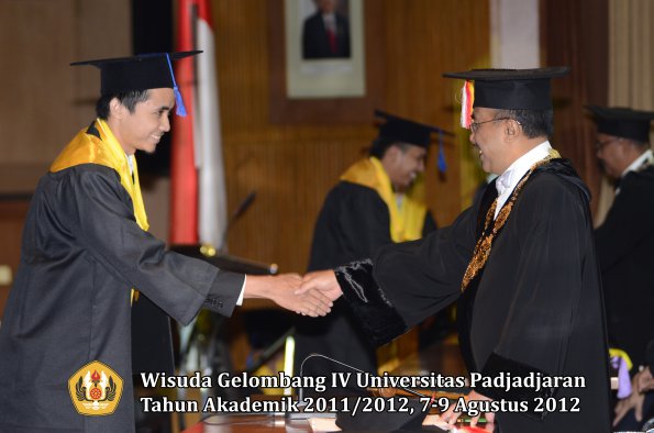 wisuda-unpad-gel-iv-2011_2012-fakultas-isip-oleh-rektor-109