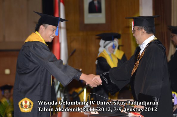 wisuda-unpad-gel-iv-2011_2012-fakultas-isip-oleh-rektor-110