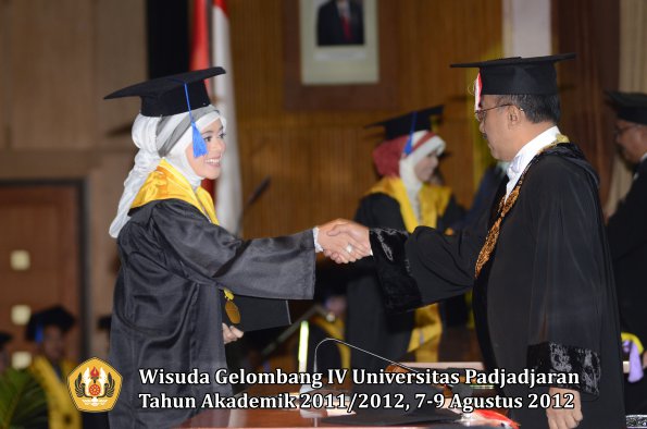 wisuda-unpad-gel-iv-2011_2012-fakultas-isip-oleh-rektor-111