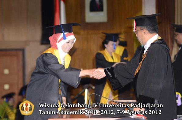 wisuda-unpad-gel-iv-2011_2012-fakultas-isip-oleh-rektor-112