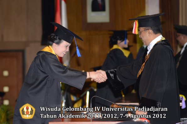 wisuda-unpad-gel-iv-2011_2012-fakultas-isip-oleh-rektor-113