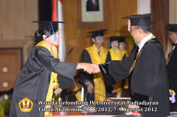 wisuda-unpad-gel-iv-2011_2012-fakultas-isip-oleh-rektor-114