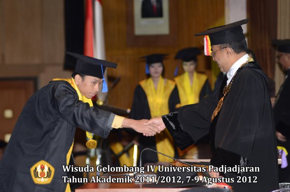 wisuda-unpad-gel-iv-2011_2012-fakultas-isip-oleh-rektor-115