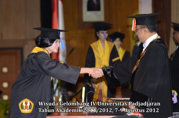 wisuda-unpad-gel-iv-2011_2012-fakultas-isip-oleh-rektor-116