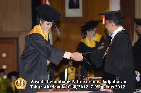 wisuda-unpad-gel-iv-2011_2012-fakultas-isip-oleh-rektor-117