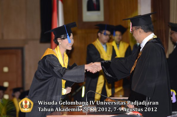 wisuda-unpad-gel-iv-2011_2012-fakultas-isip-oleh-rektor-118