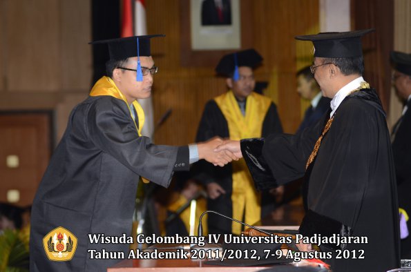 wisuda-unpad-gel-iv-2011_2012-fakultas-isip-oleh-rektor-119