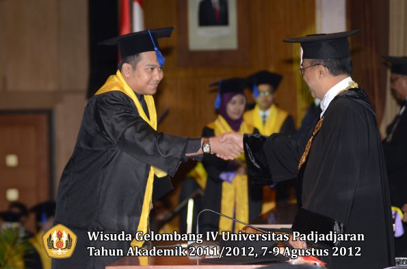 wisuda-unpad-gel-iv-2011_2012-fakultas-isip-oleh-rektor-120