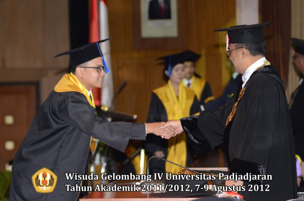 wisuda-unpad-gel-iv-2011_2012-fakultas-isip-oleh-rektor-122