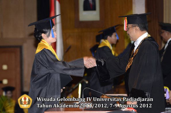 wisuda-unpad-gel-iv-2011_2012-fakultas-isip-oleh-rektor-123