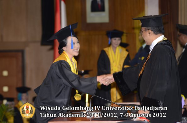 wisuda-unpad-gel-iv-2011_2012-fakultas-isip-oleh-rektor-125