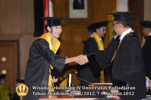 wisuda-unpad-gel-iv-2011_2012-fakultas-isip-oleh-rektor-126