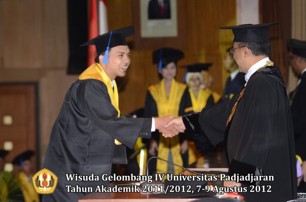 wisuda-unpad-gel-iv-2011_2012-fakultas-isip-oleh-rektor-127