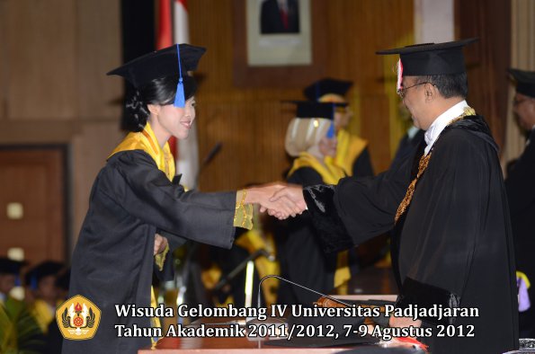 wisuda-unpad-gel-iv-2011_2012-fakultas-isip-oleh-rektor-128