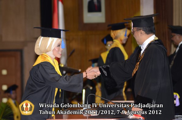 wisuda-unpad-gel-iv-2011_2012-fakultas-isip-oleh-rektor-129