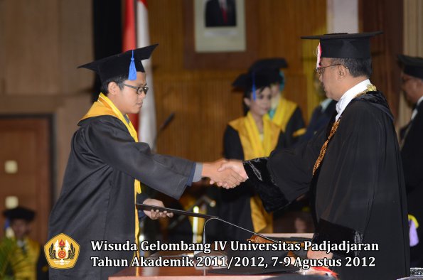 wisuda-unpad-gel-iv-2011_2012-fakultas-isip-oleh-rektor-131